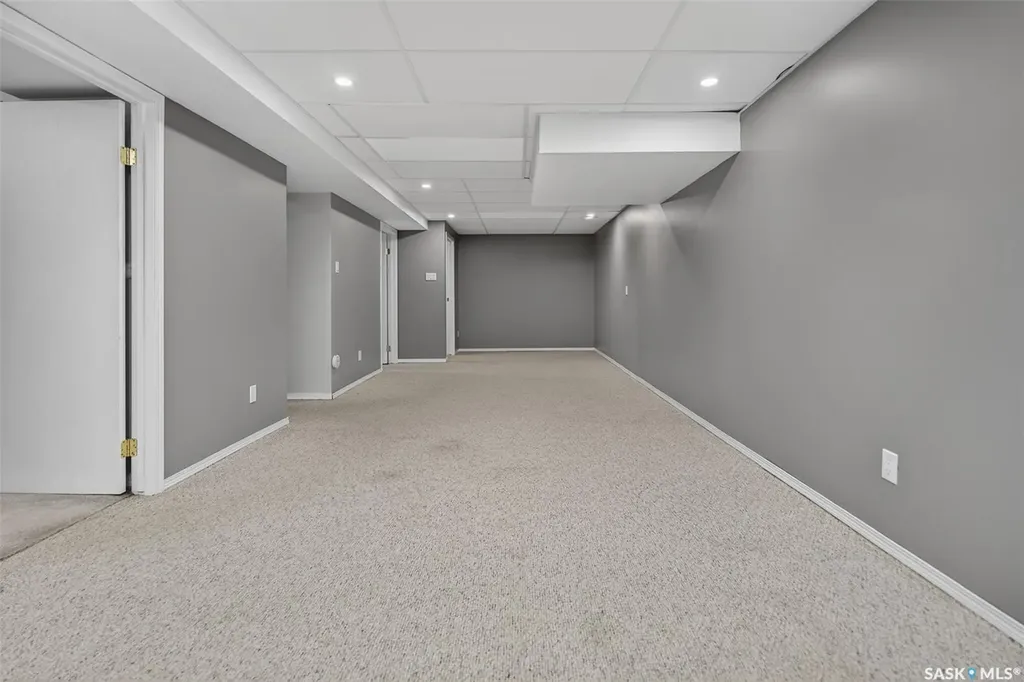1227 Pascoe Drive E Moose Jaw SK S6H 7A2