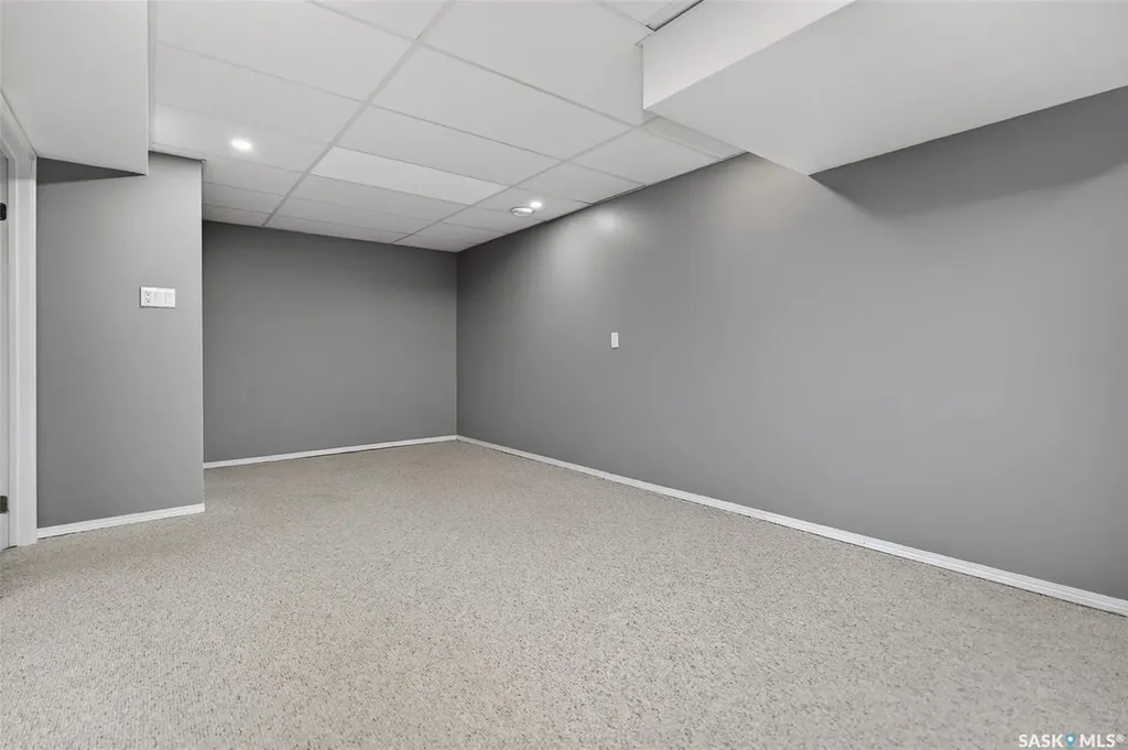 1227 Pascoe Drive E Moose Jaw SK S6H 7A2