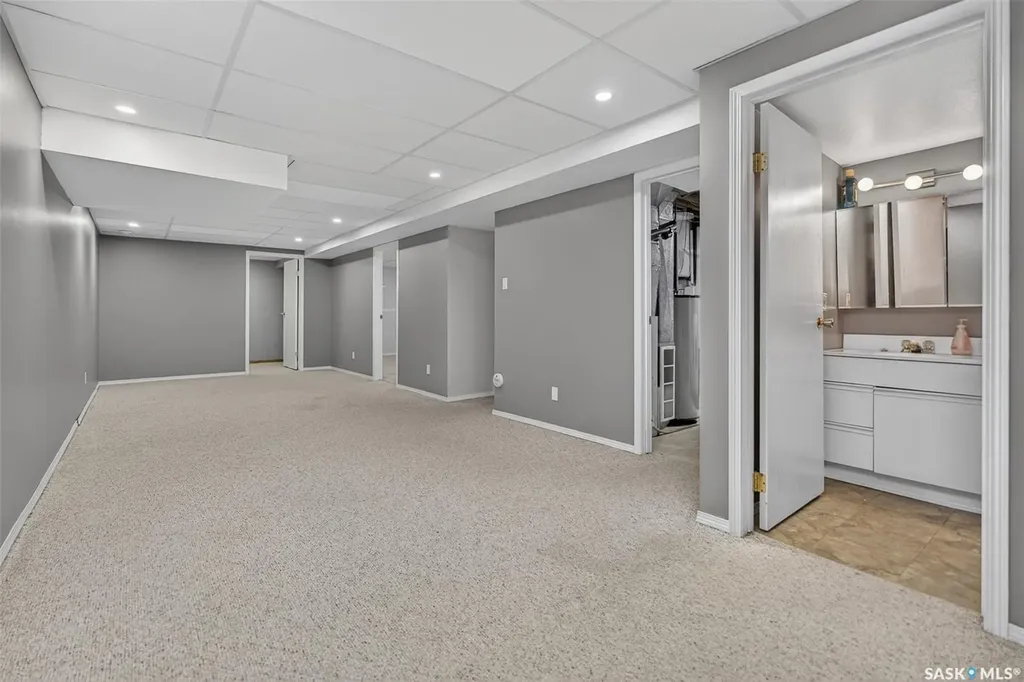 1227 Pascoe Drive E Moose Jaw SK S6H 7A2