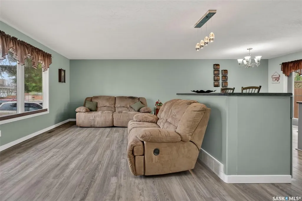 1227 Pascoe Drive E Moose Jaw SK S6H 7A2