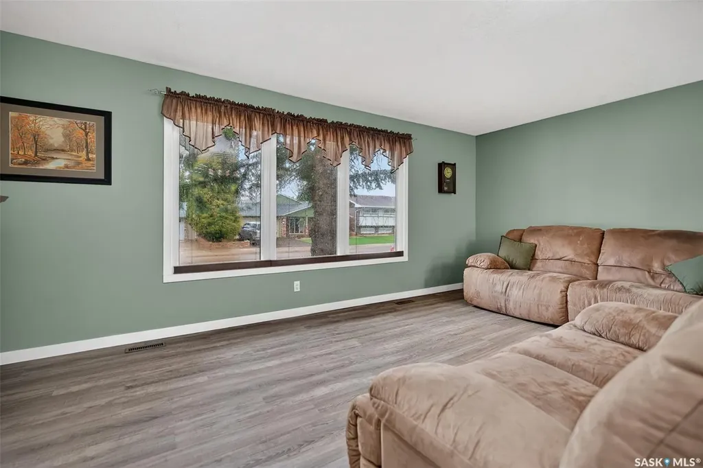 1227 Pascoe Drive E Moose Jaw SK S6H 7A2