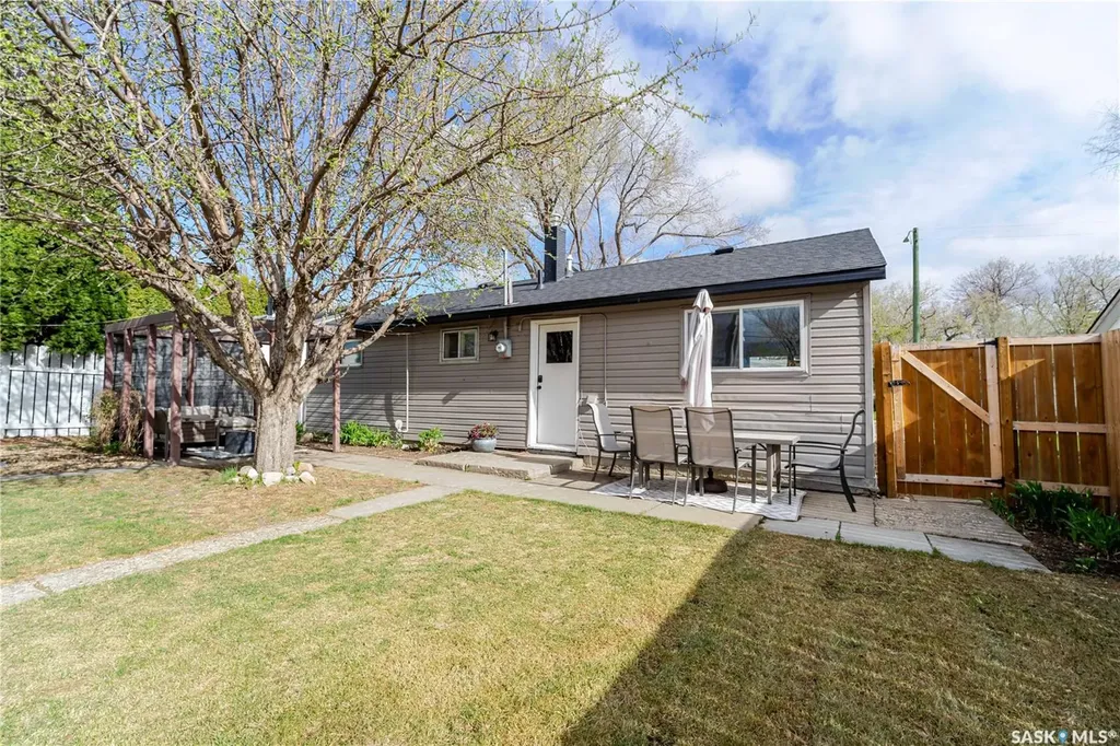 1009 Edmonton Street Moose Jaw SK S6H 3A9