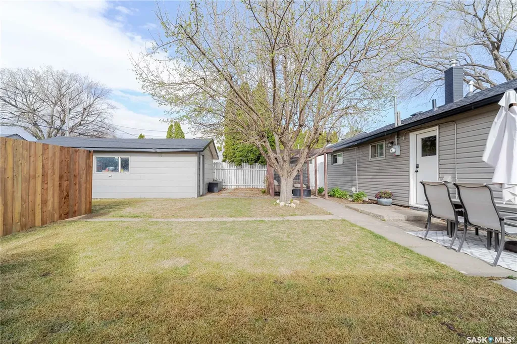 1009 Edmonton Street Moose Jaw SK S6H 3A9