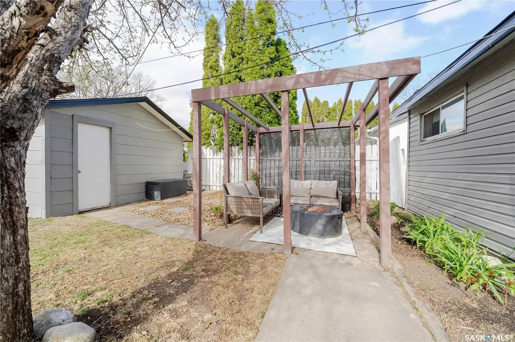 1009 Edmonton Street Moose Jaw SK S6H 3A9