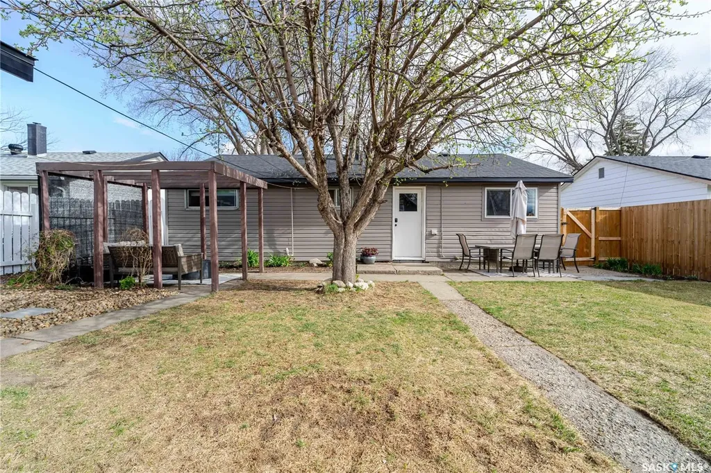 1009 Edmonton Street Moose Jaw SK S6H 3A9