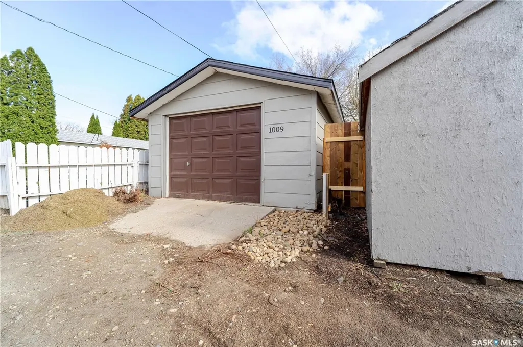 1009 Edmonton Street Moose Jaw SK S6H 3A9