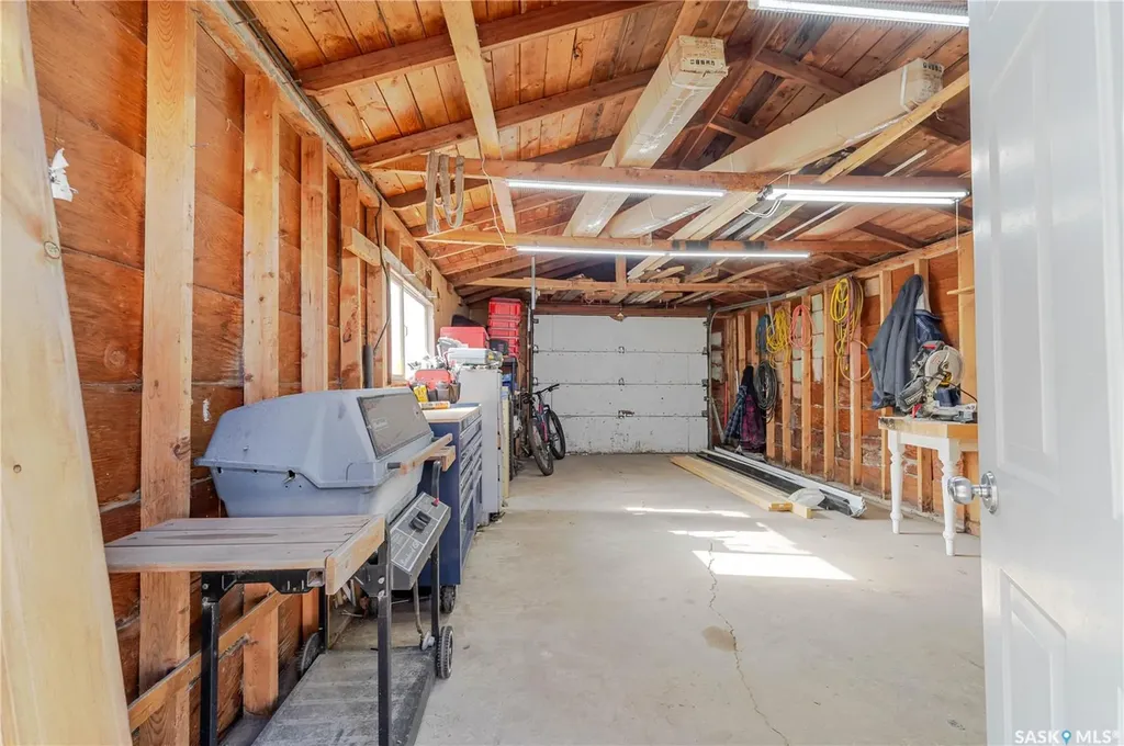 1009 Edmonton Street Moose Jaw SK S6H 3A9