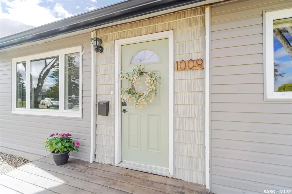 1009 Edmonton Street Moose Jaw SK S6H 3A9