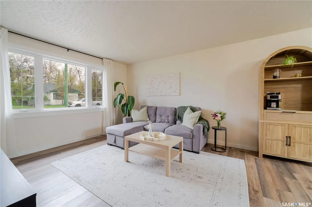 1009 Edmonton Street Moose Jaw SK S6H 3A9