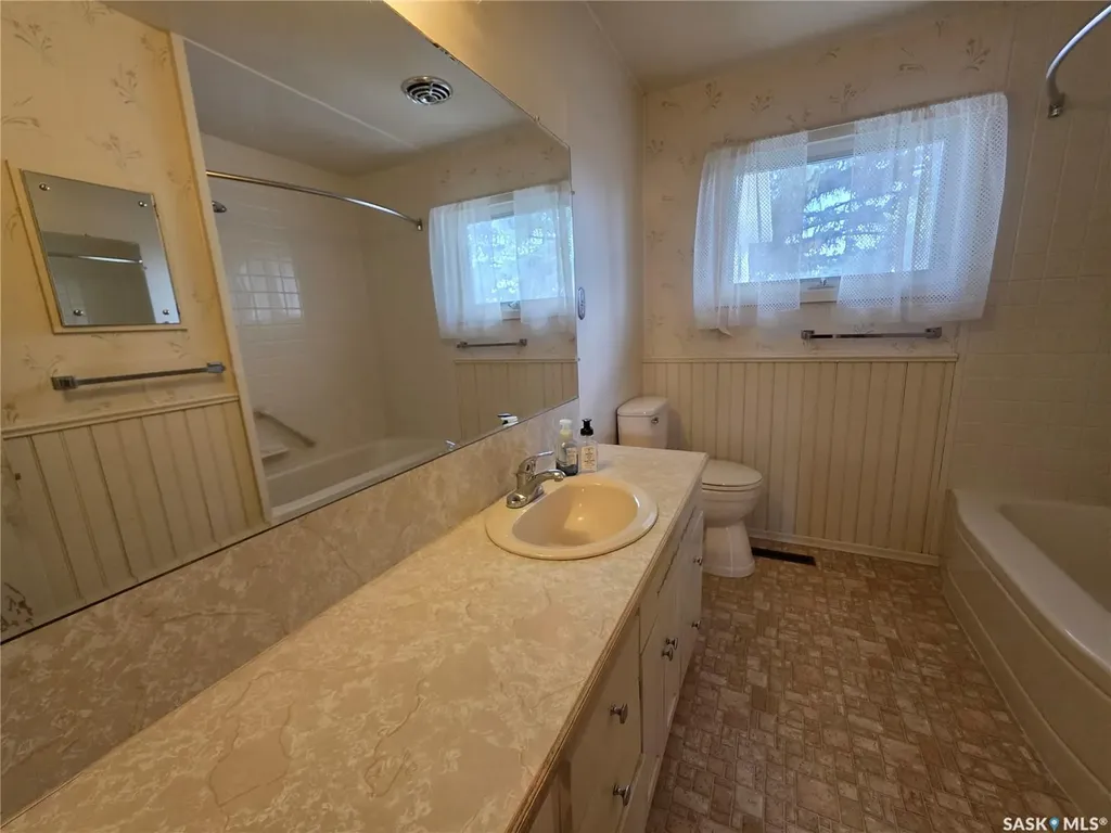 1446 Taylor Drive Swift Current SK S9H 1M9
