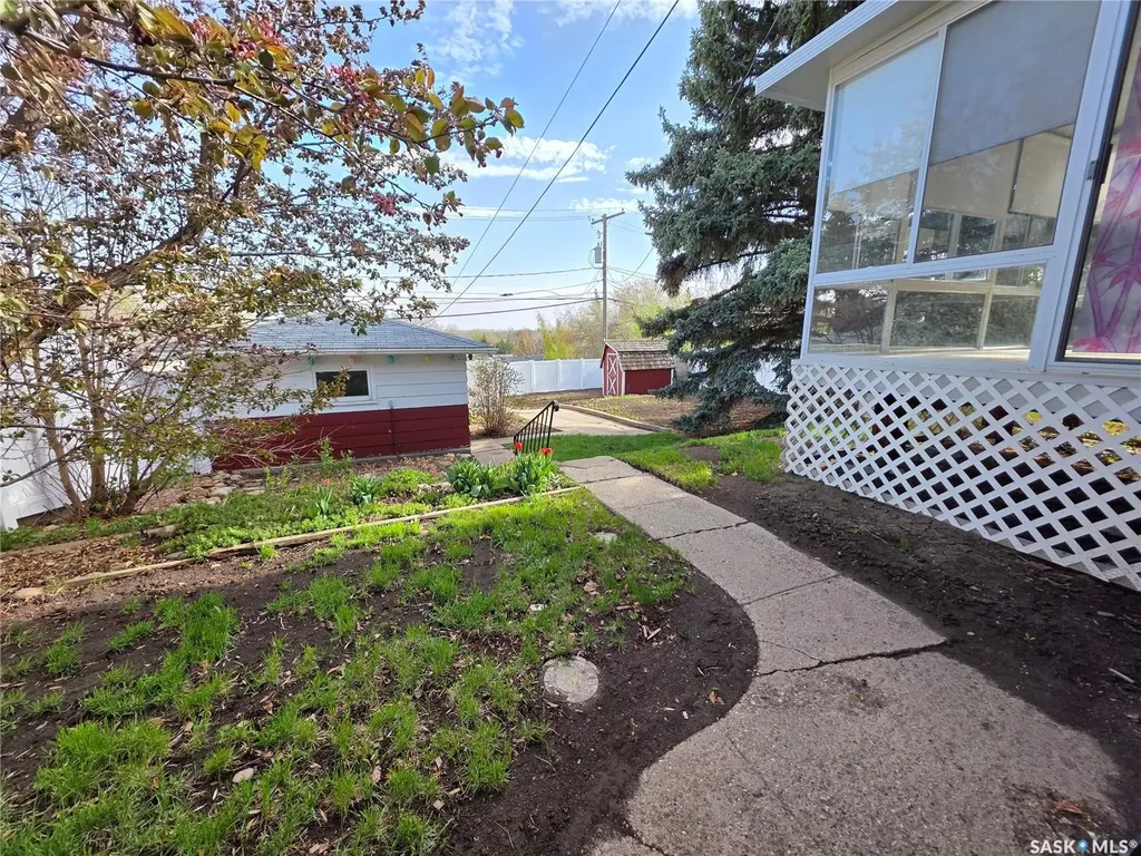 1446 Taylor Drive Swift Current SK S9H 1M9