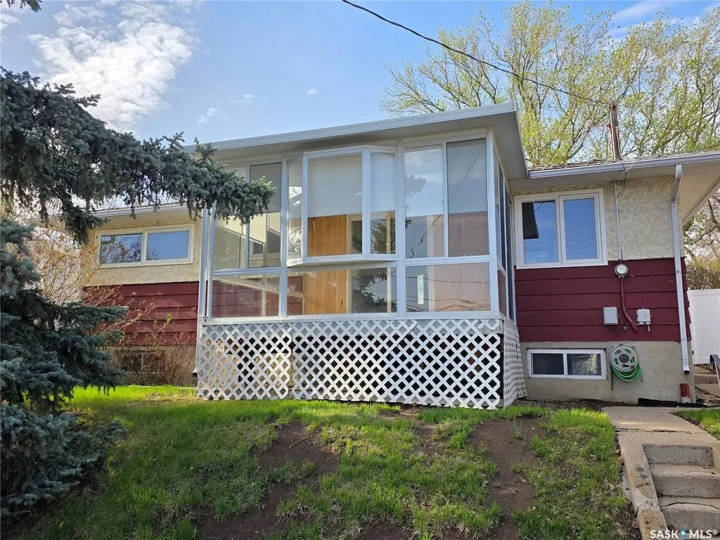 1446 Taylor Drive Swift Current SK S9H 1M9