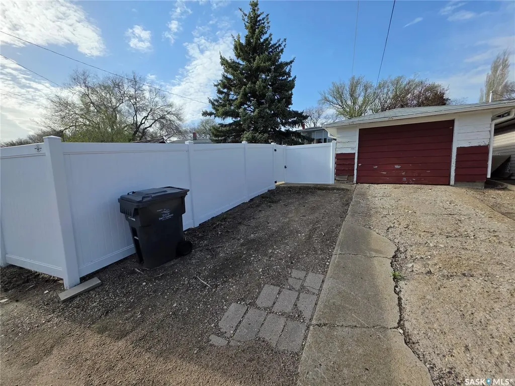 1446 Taylor Drive Swift Current SK S9H 1M9