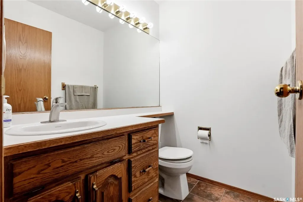 540 Nesslin Crescent Saskatoon SK S7J 4V5