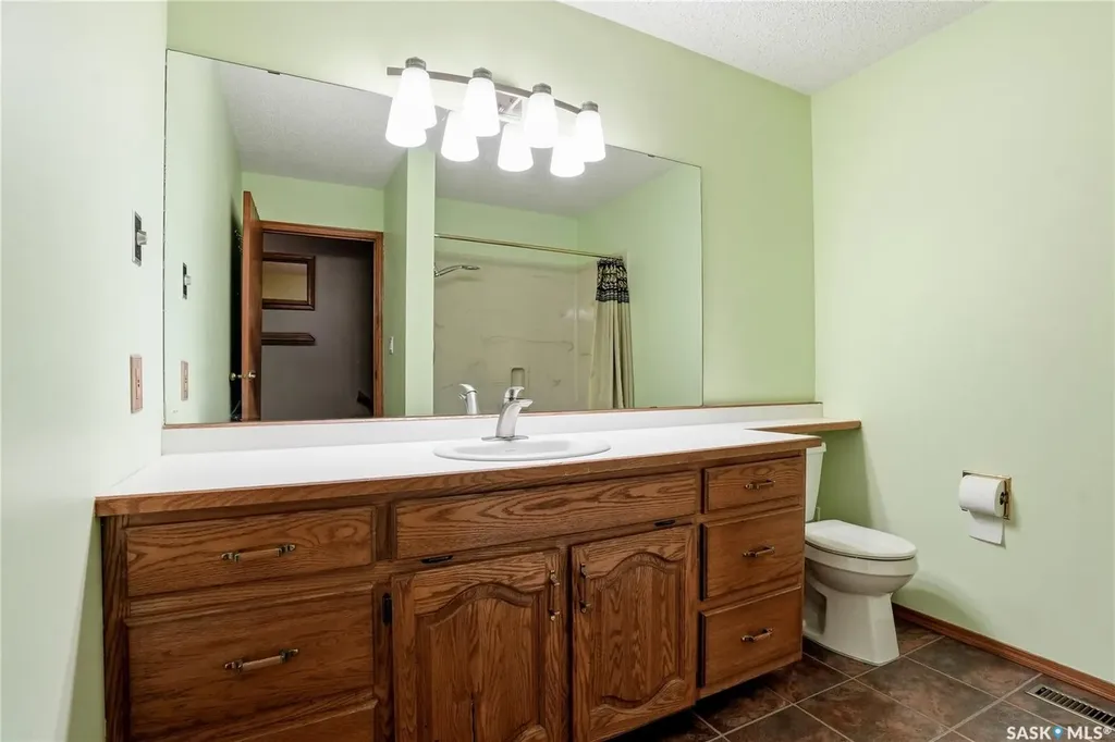 540 Nesslin Crescent Saskatoon SK S7J 4V5