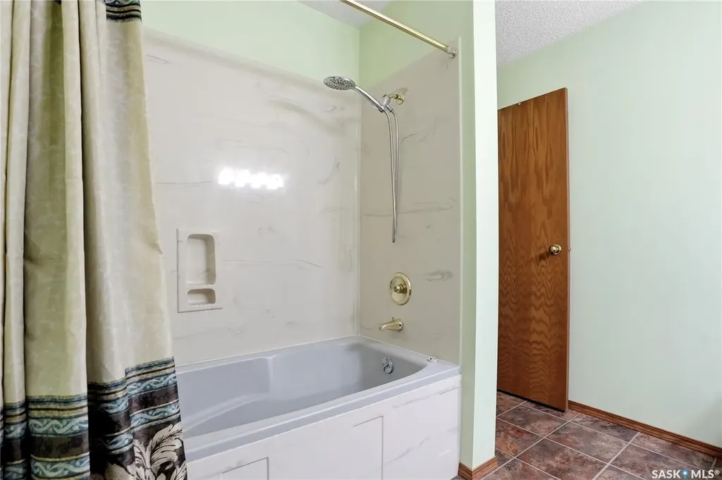 540 Nesslin Crescent Saskatoon SK S7J 4V5