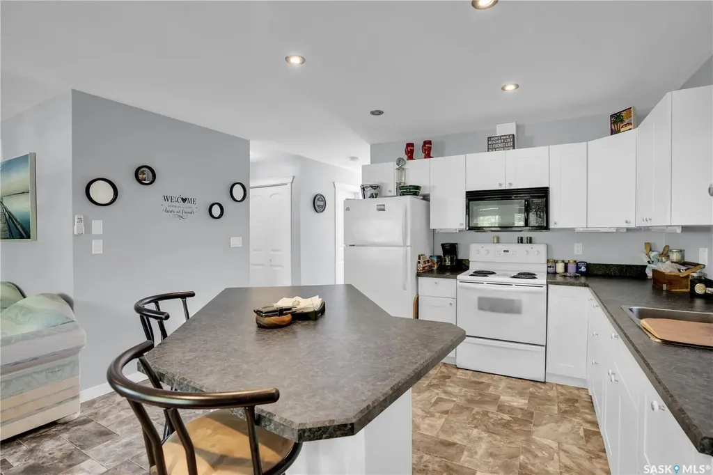 607 Brighton Street Saskatchewan Beach SK S0G 4L0