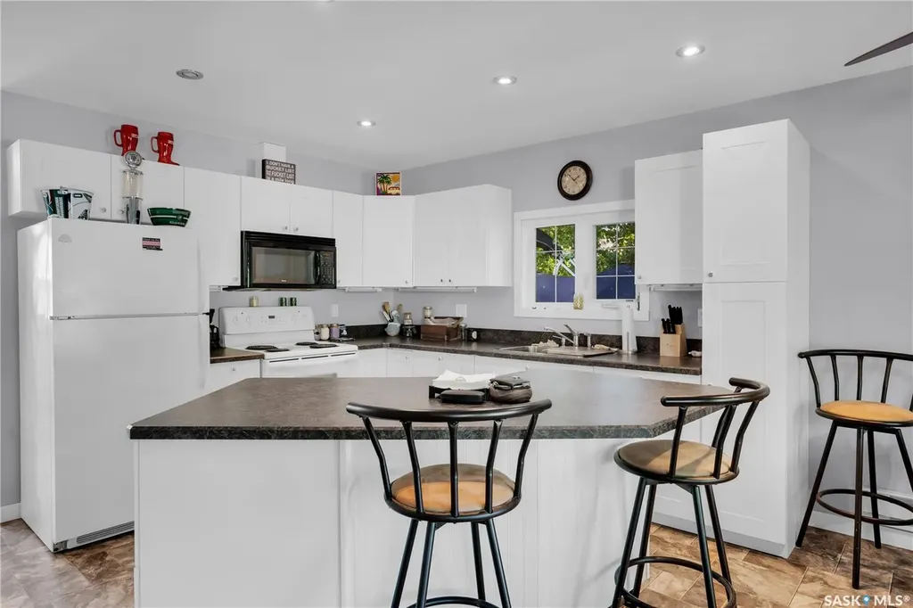 607 Brighton Street Saskatchewan Beach SK S0G 4L0