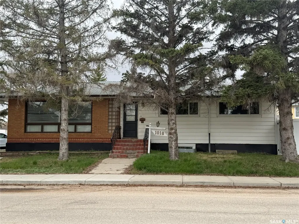 1018 11th Avenue NW Moose Jaw SK S6H 4L5