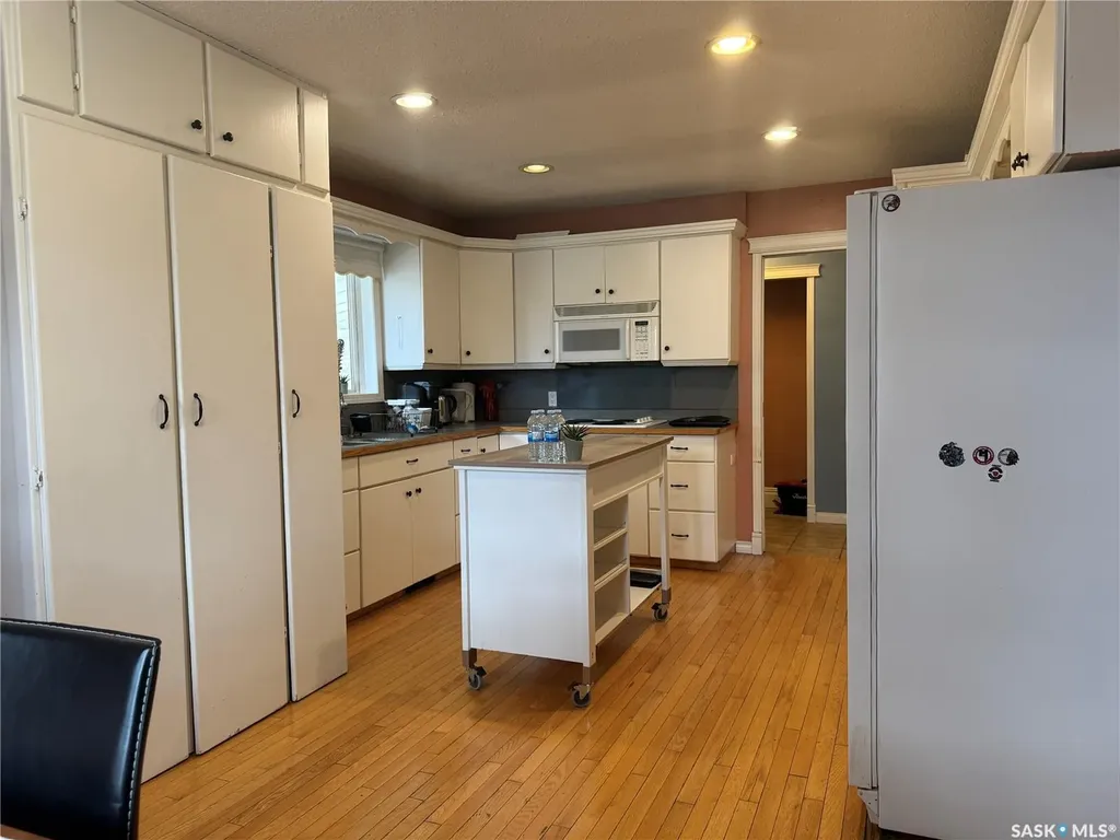 1018 11th Avenue NW Moose Jaw SK S6H 4L5