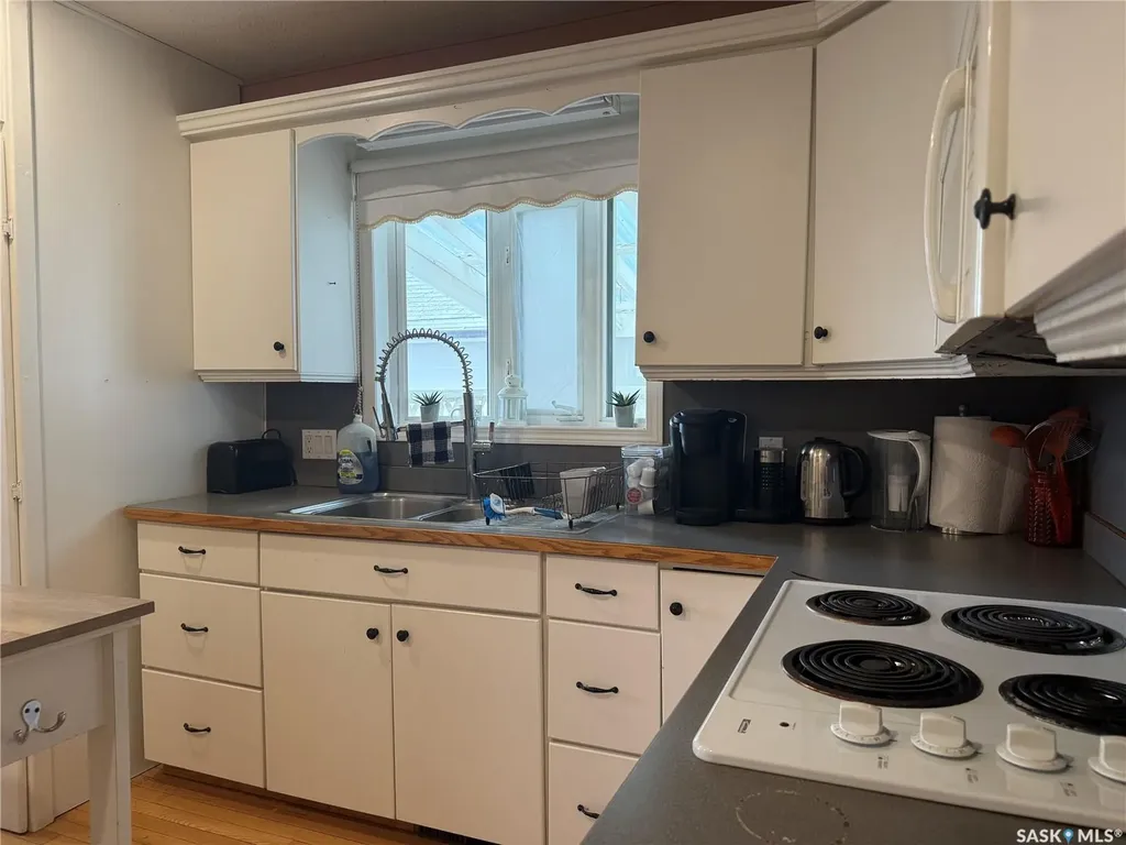 1018 11th Avenue NW Moose Jaw SK S6H 4L5