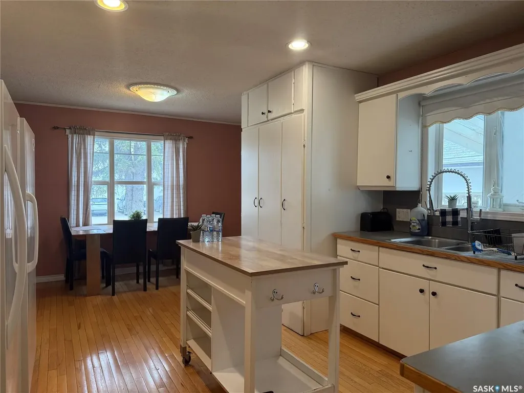 1018 11th Avenue NW Moose Jaw SK S6H 4L5