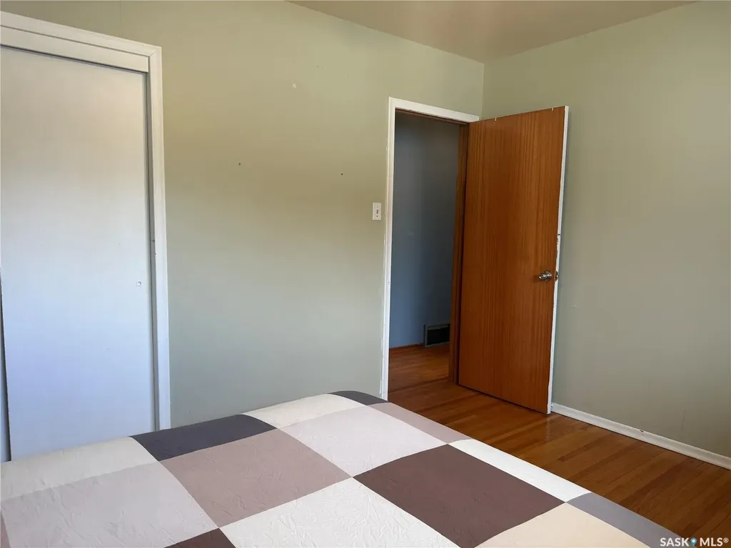 1018 11th Avenue NW Moose Jaw SK S6H 4L5