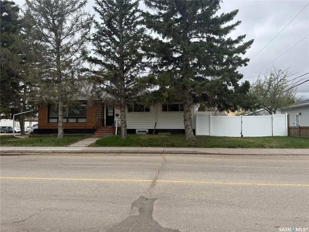 1018 11th Avenue NW Moose Jaw SK S6H 4L5