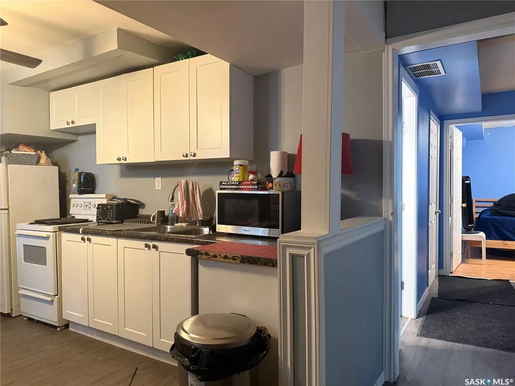 1018 11th Avenue NW Moose Jaw SK S6H 4L5