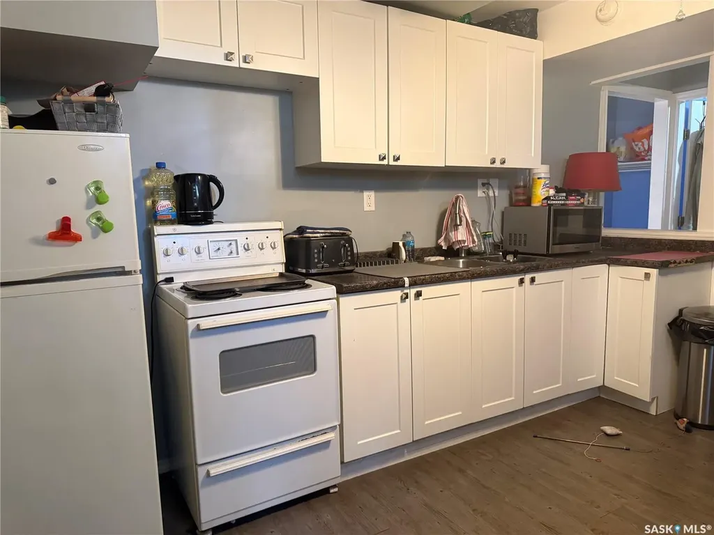 1018 11th Avenue NW Moose Jaw SK S6H 4L5