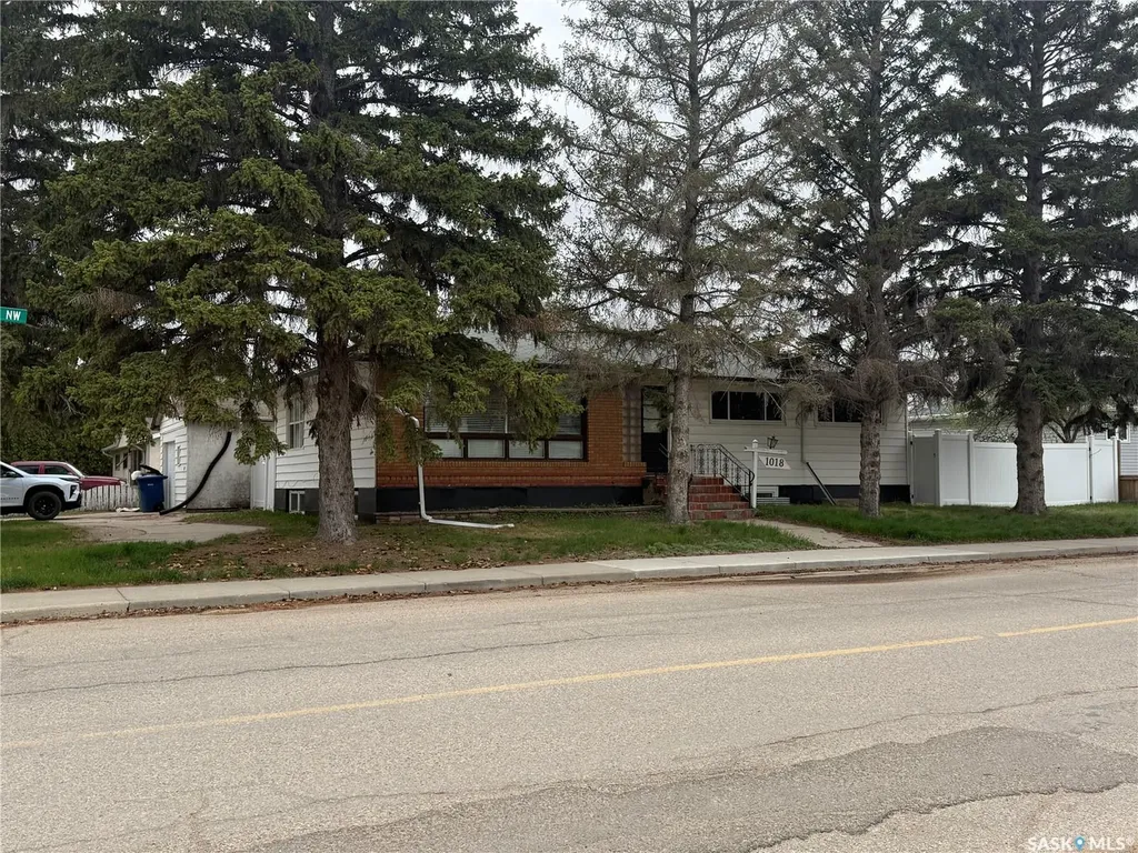 1018 11th Avenue NW Moose Jaw SK S6H 4L5