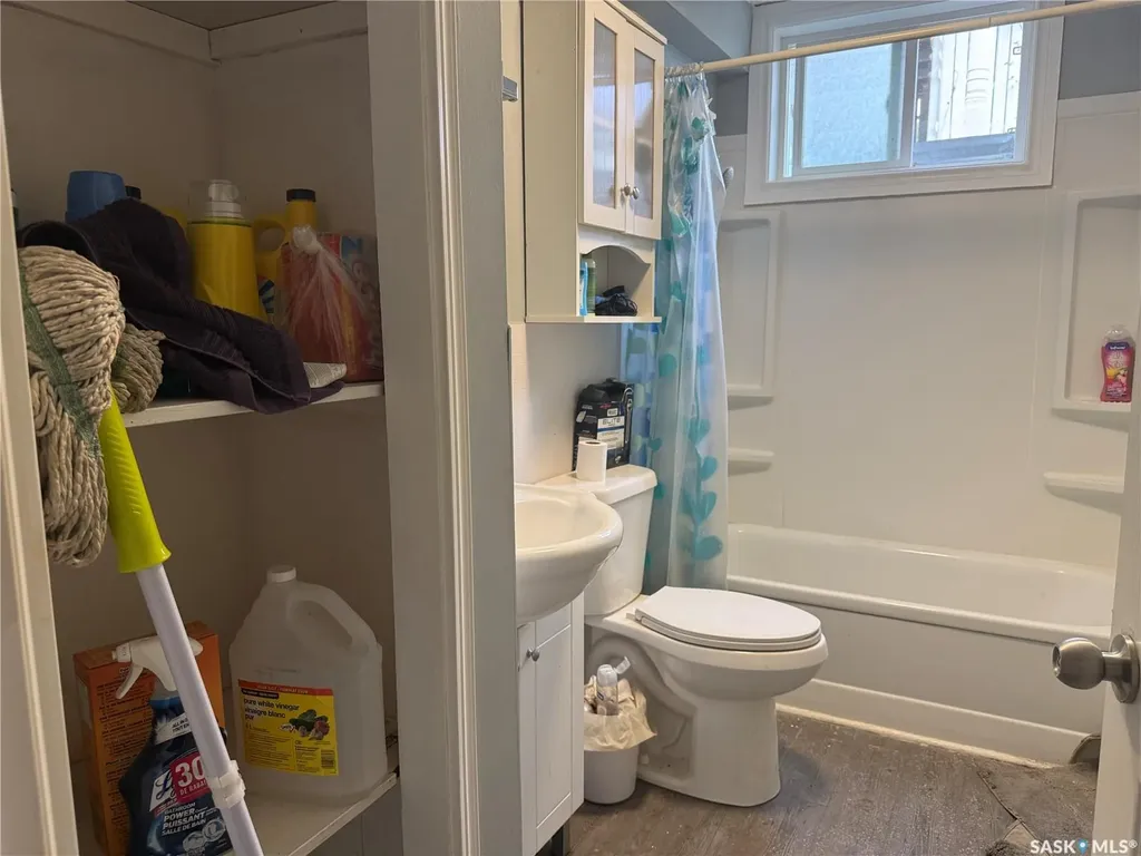 1018 11th Avenue NW Moose Jaw SK S6H 4L5