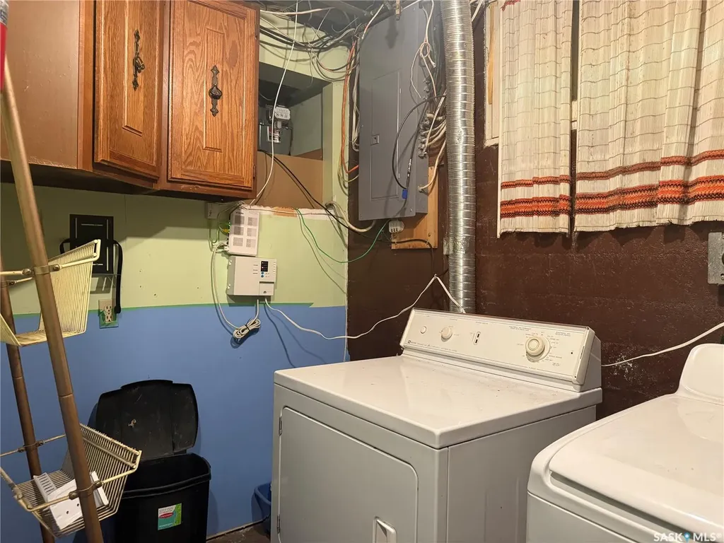 1018 11th Avenue NW Moose Jaw SK S6H 4L5