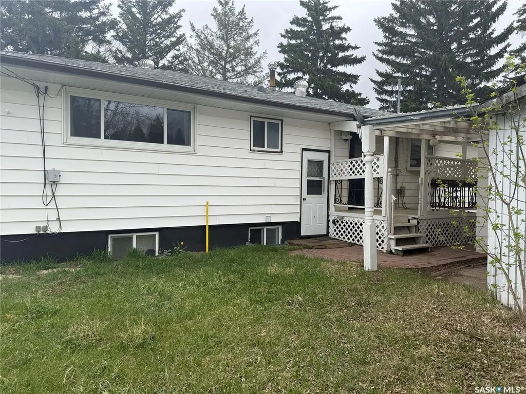 1018 11th Avenue NW Moose Jaw SK S6H 4L5