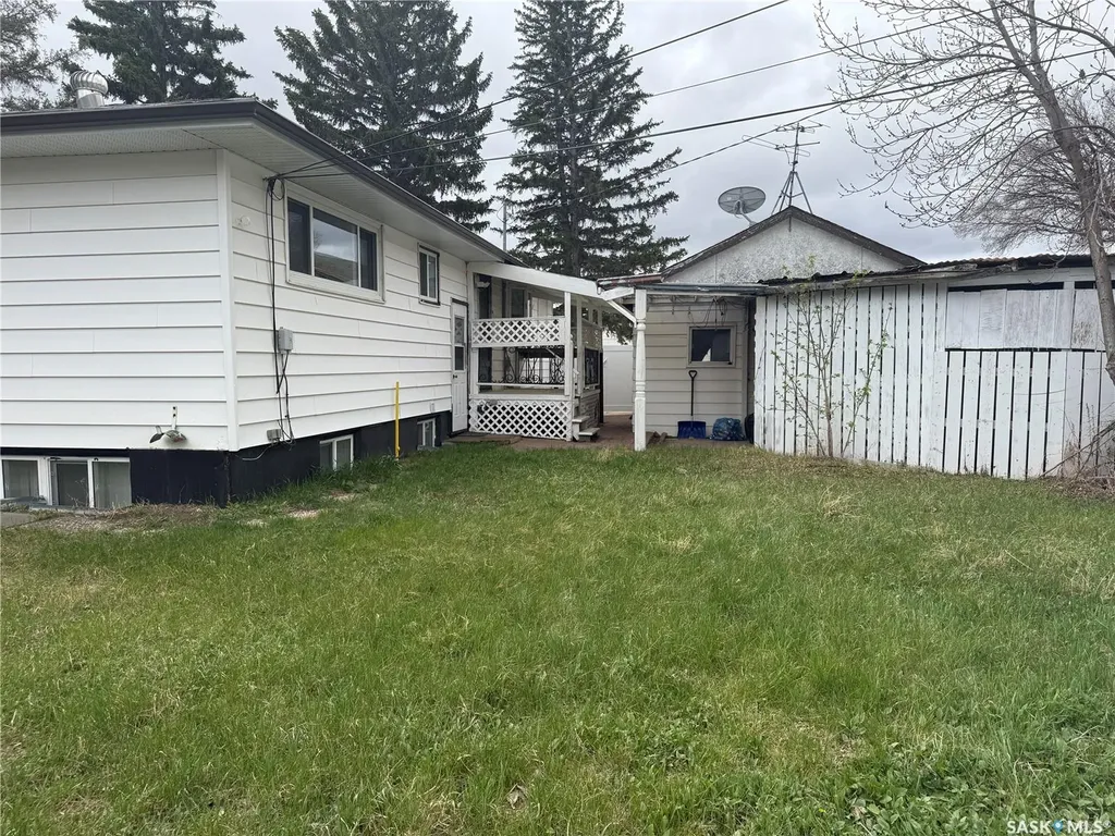 1018 11th Avenue NW Moose Jaw SK S6H 4L5