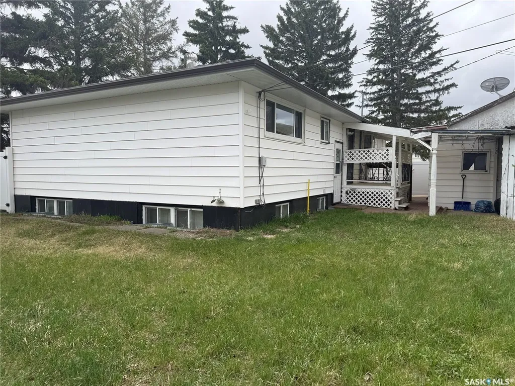 1018 11th Avenue NW Moose Jaw SK S6H 4L5
