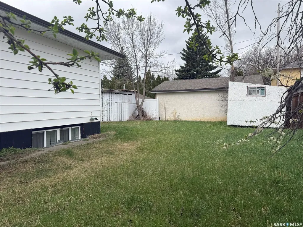 1018 11th Avenue NW Moose Jaw SK S6H 4L5