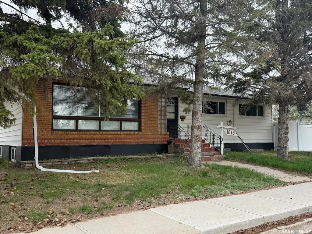 1018 11th Avenue NW Moose Jaw SK S6H 4L5