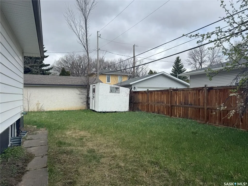 1018 11th Avenue NW Moose Jaw SK S6H 4L5