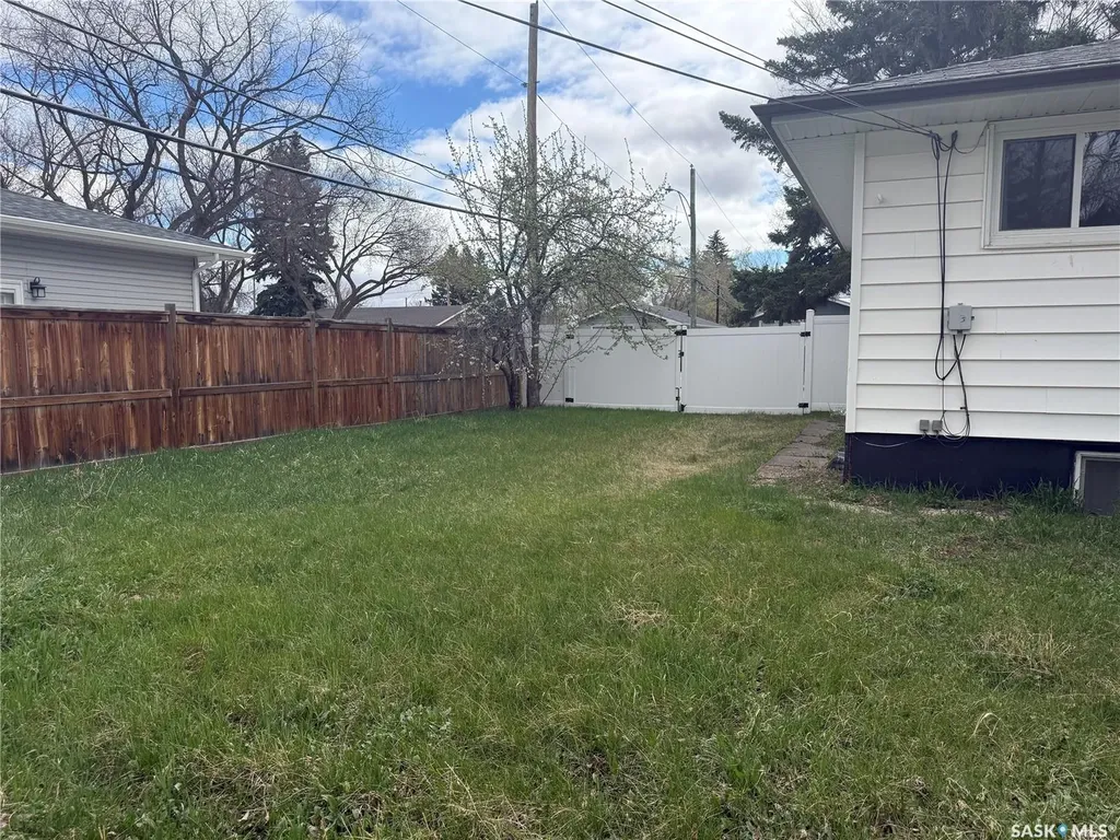 1018 11th Avenue NW Moose Jaw SK S6H 4L5
