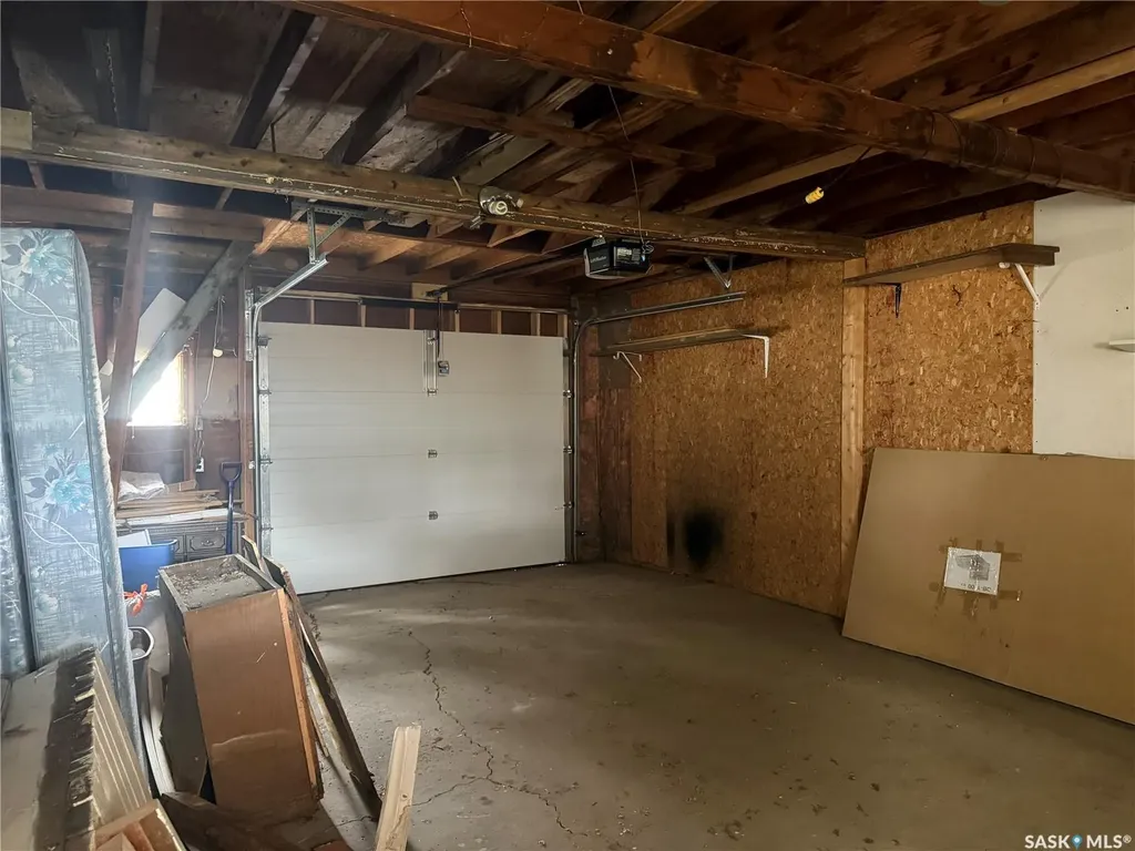 1018 11th Avenue NW Moose Jaw SK S6H 4L5