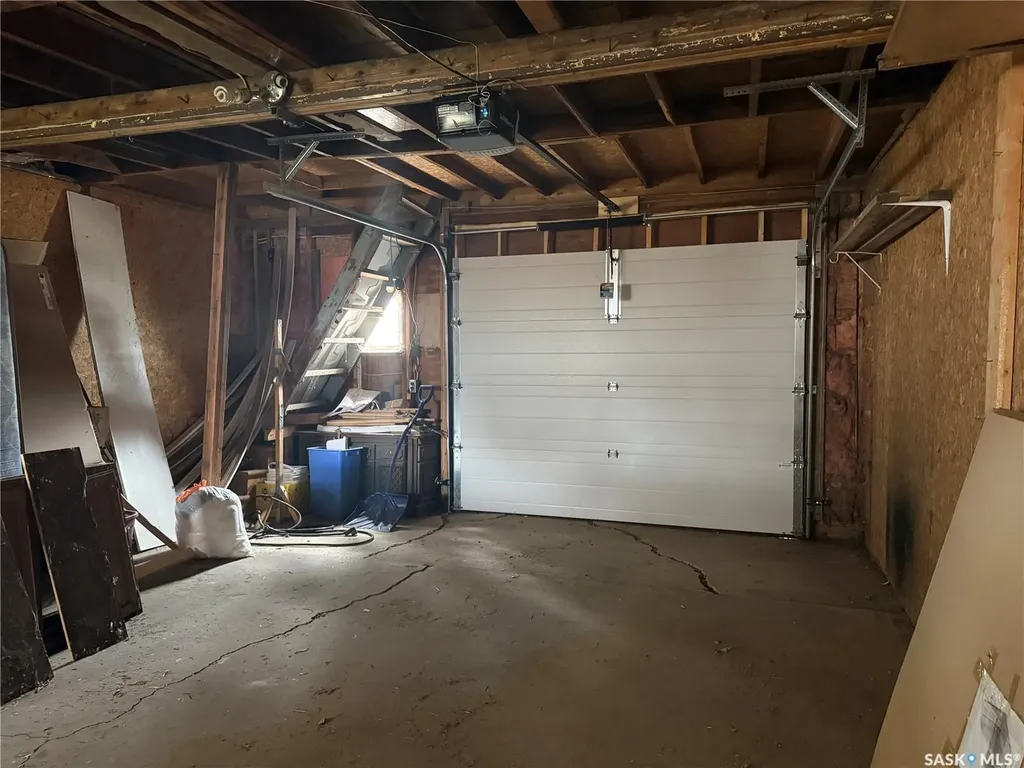 1018 11th Avenue NW Moose Jaw SK S6H 4L5