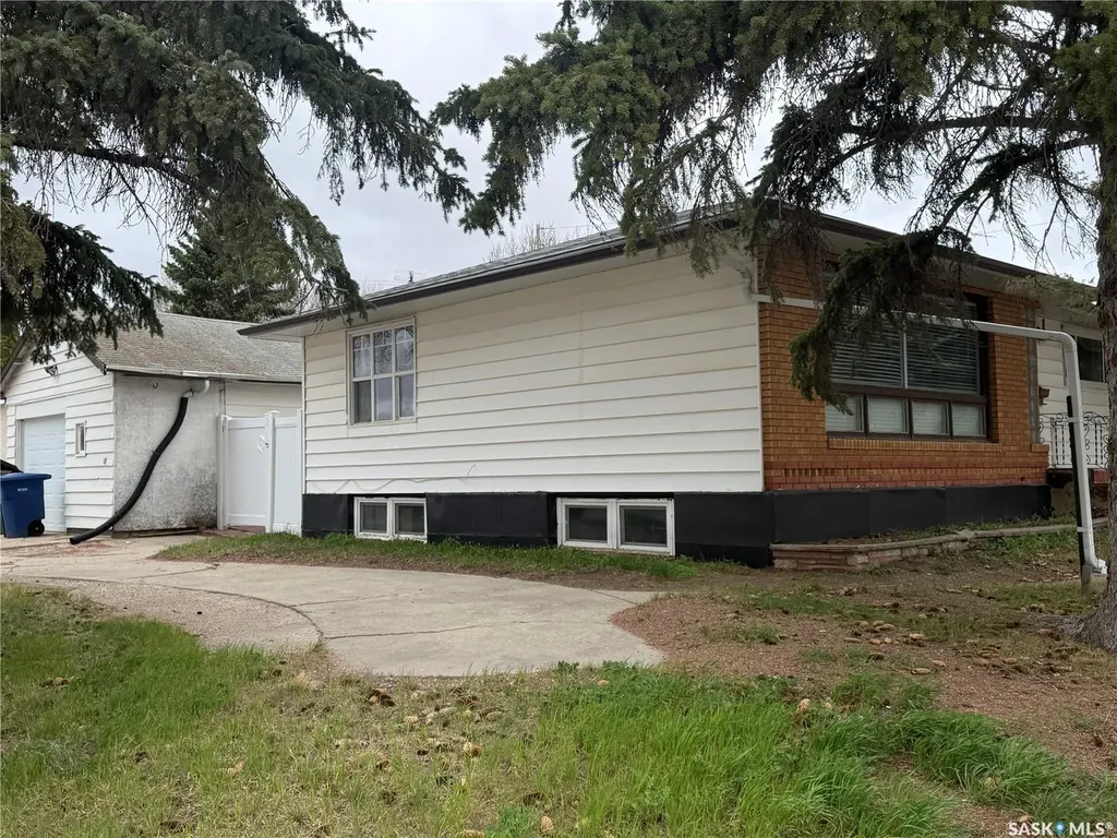 1018 11th Avenue NW Moose Jaw SK S6H 4L5