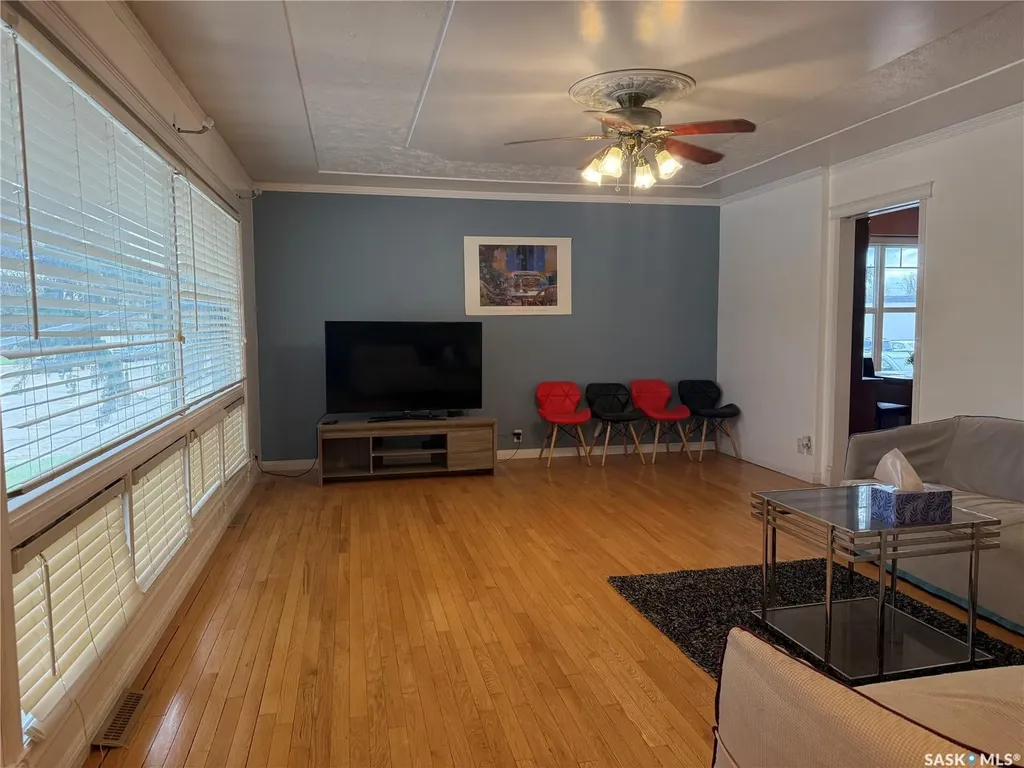 1018 11th Avenue NW Moose Jaw SK S6H 4L5