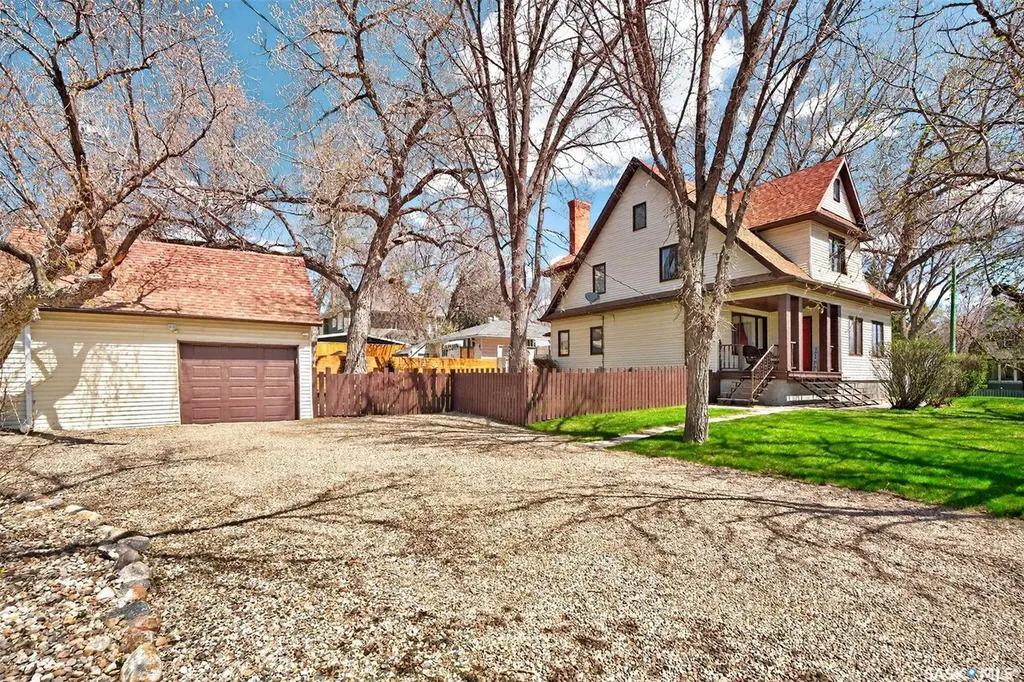 1108 Redland Avenue Moose Jaw SK S6H 3P3