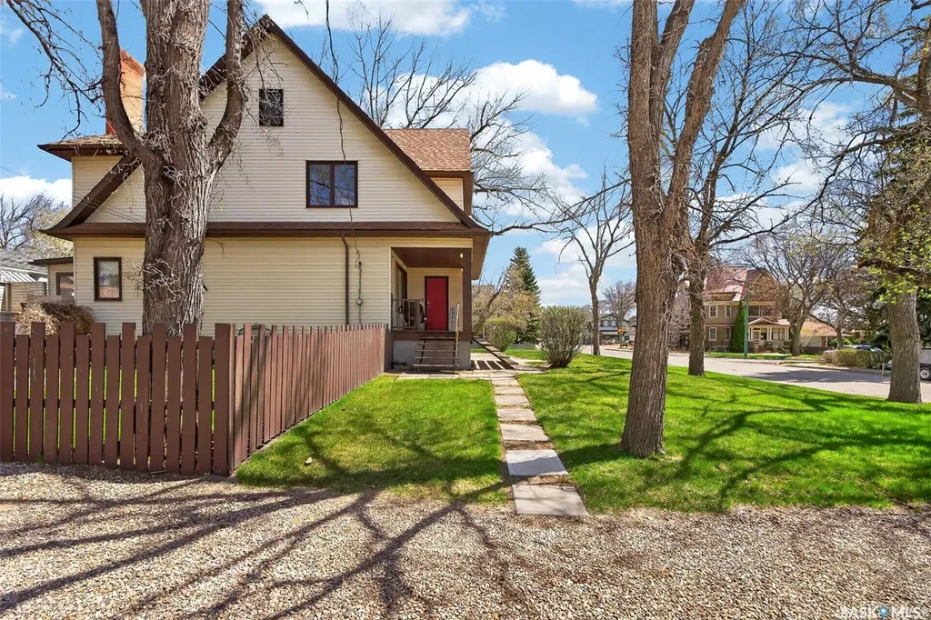 1108 Redland Avenue Moose Jaw SK S6H 3P3