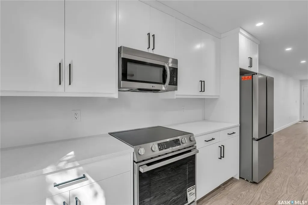 320 25th Street W Saskatoon SK S7L 0C5