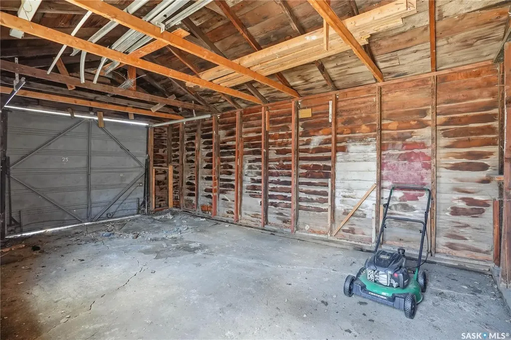 2203 Lindsay Street Regina SK S4N 3C2