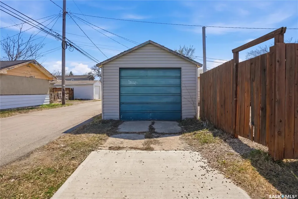 2203 Lindsay Street Regina SK S4N 3C2
