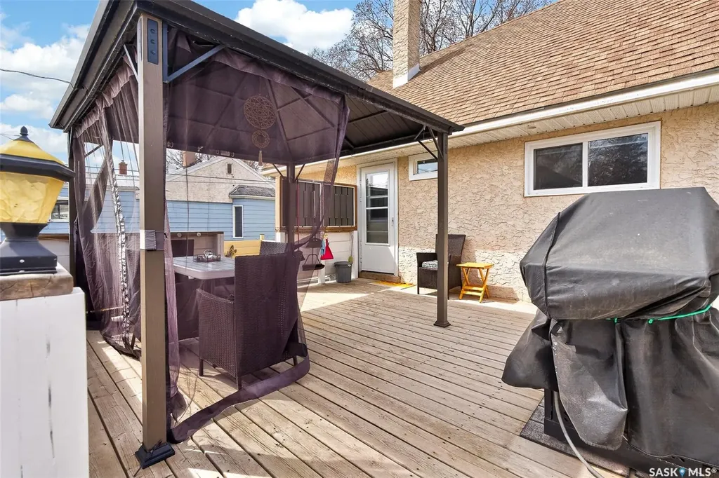 1117 7th Avenue NW Moose Jaw SK S6H 4C6